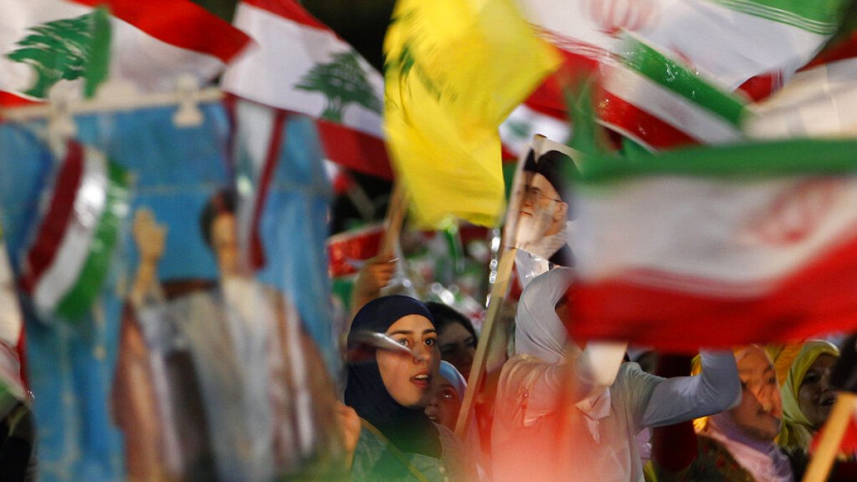 أعلام إيرانية ولبنانية خلال مسيرة نظمها حزب الله بمناسبة زيارة الرئيس الإيراني أحمدي نجاد للضاحية الجنوبية لبيروت، لبنان، الأربعاء 13 أكتوبر/تشرين الأول 2010 