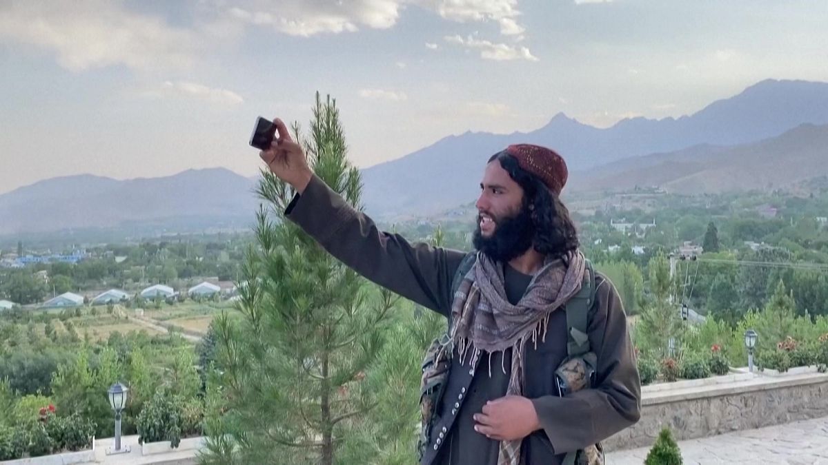 مقاتلون من حركة طالبان يأخذون سيلفي في مكان سياحي قرب العاصمة