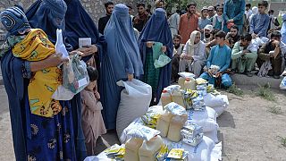  تتلقى النساء الأفغانيات تبرعات غذائية كجزء من برنامج الغذاء العالمي العالمي  للنازحين، خلال شهر رمضان  في جلال أباد - 20 أبريل 2021.