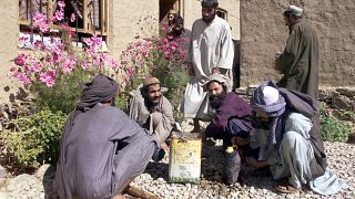 سجناء طالبان في 17 أكتوبر-تشرين الأول 2001 في سجن باراك بوادي بانشير، شمال أفغانستان