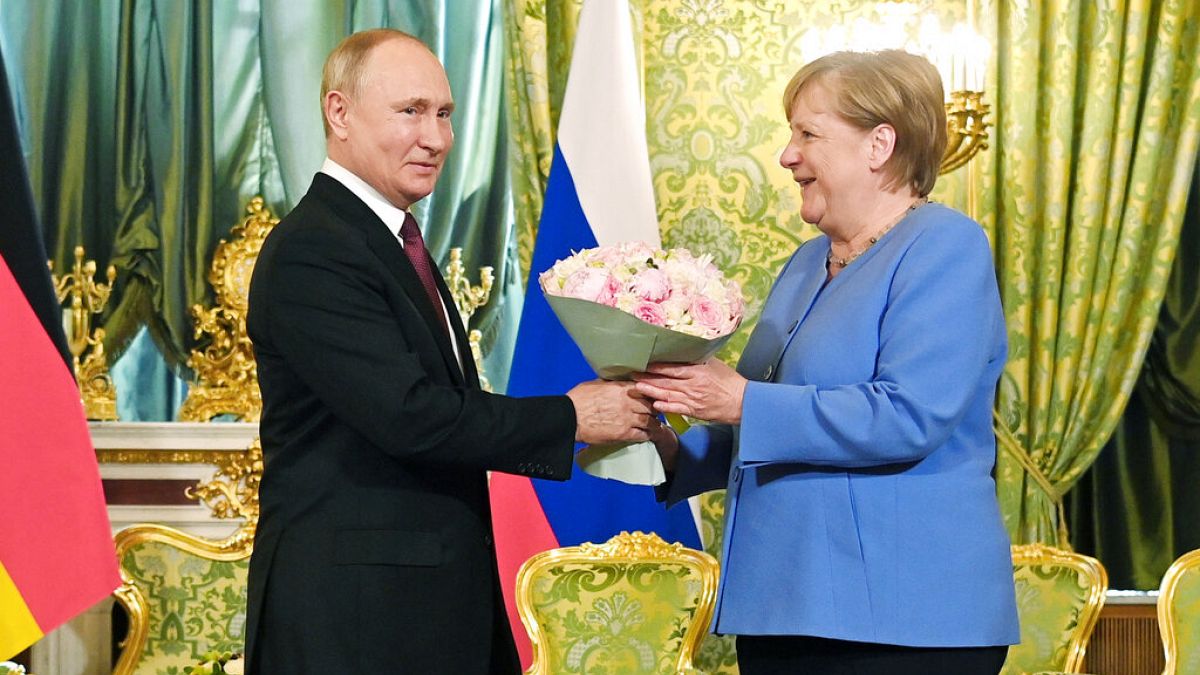 Rusya Devlet Başkanı Vladimir Putin, Kremlin'de Almanya Başbakanı Angela Merkel'e çiçek verdi. 