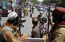 Afgán férfiak tálibokkal szelfiznek Kabulban