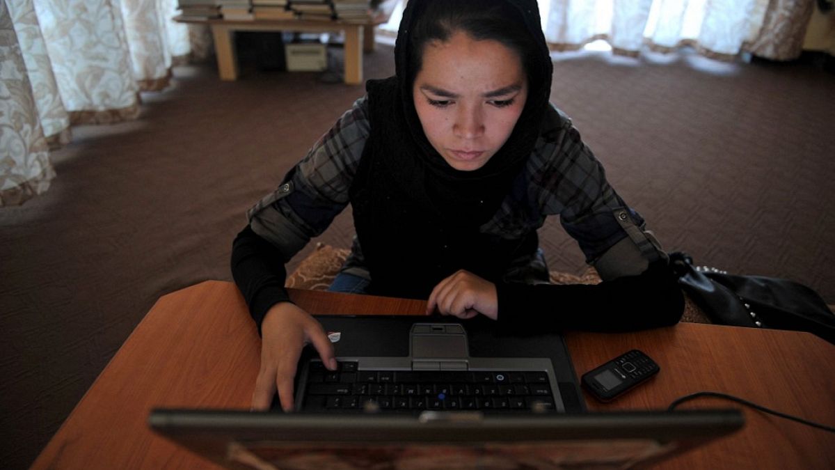  فيسبوك يحث الأفغان المعرضين للخطر على حماية حساباتهم من طالبان