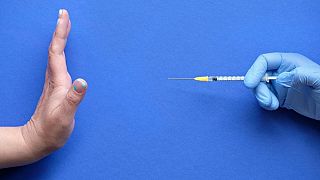 Covid-19 aşılarına karşı kuşkuları olan milyonlarca kişi pandeminin 2. senesinde dahi hala aşı yaptırmadı.