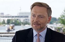 Christian Lindner responde a las preguntas de un periodista en una entrevista para una cadena de televisión pública de Alemania.