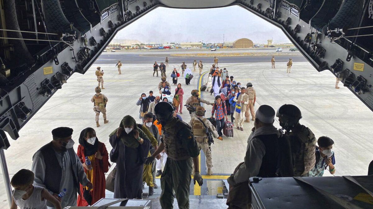 Des personnes embarquent à bord d'un A400M de l'armée espagnole, à Kaboul, Afghanistan, le 18 août 2021