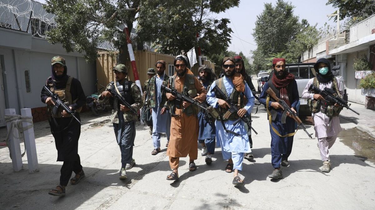 يقوم مقاتلو طالبان بدورية في حي وزير أكبر خان في مدينة كابول ، أفغانستان، الأربعاء 18 أغسطس/آب 2021