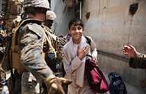 Afganistan'ın başkenti Kabil'deki Hamid Karzai Uluslararası Havaalanı'ndan uçakla ayrılmak üzere olan bir Afgan mülteci çocuk.