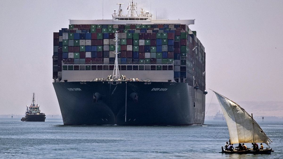 Archives : le porte-conteneur MV "Ever Given" près du Canal de Suez (Egypte), le 07/07/2021.