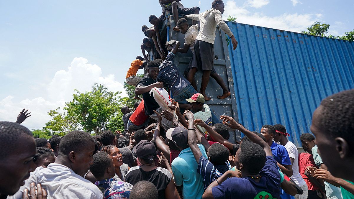 Los residentes saquean un camión cargado de suministros de ayuda en Vye Terre, Haití, el 20 de agosto de 2021. 