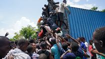 Los residentes saquean un camión cargado de suministros de ayuda en Vye Terre, Haití, el 20 de agosto de 2021. 
