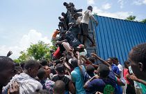 Los residentes saquean un camión cargado de suministros de ayuda en Vye Terre, Haití, el 20 de agosto de 2021.
