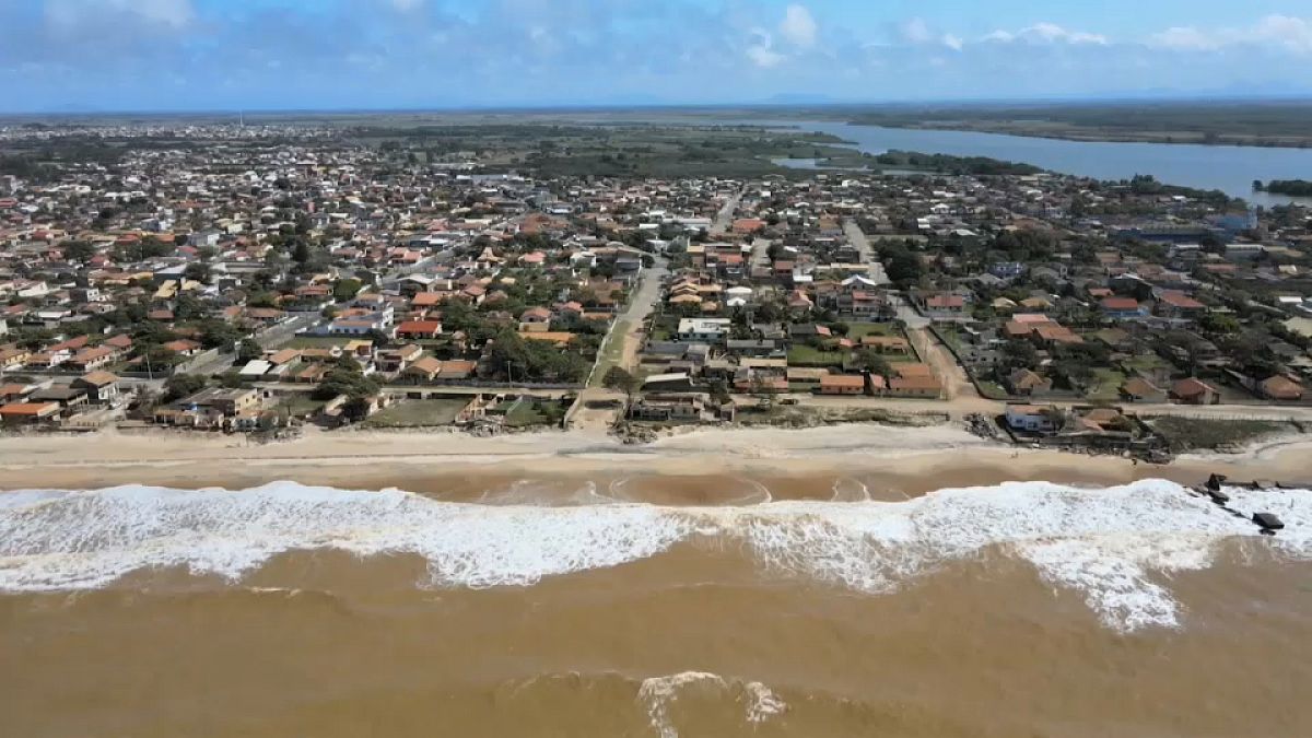 Mas de 500 edificios ya han caído por el embate de las olas en Atafona.