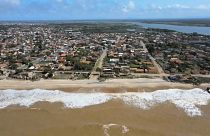 Mas de 500 edificios ya han caído por el embate de las olas en Atafona.
