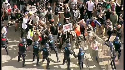 Avustralya'da Covid-19 yasaklarına tepki gösterenler polisle çatıştı
