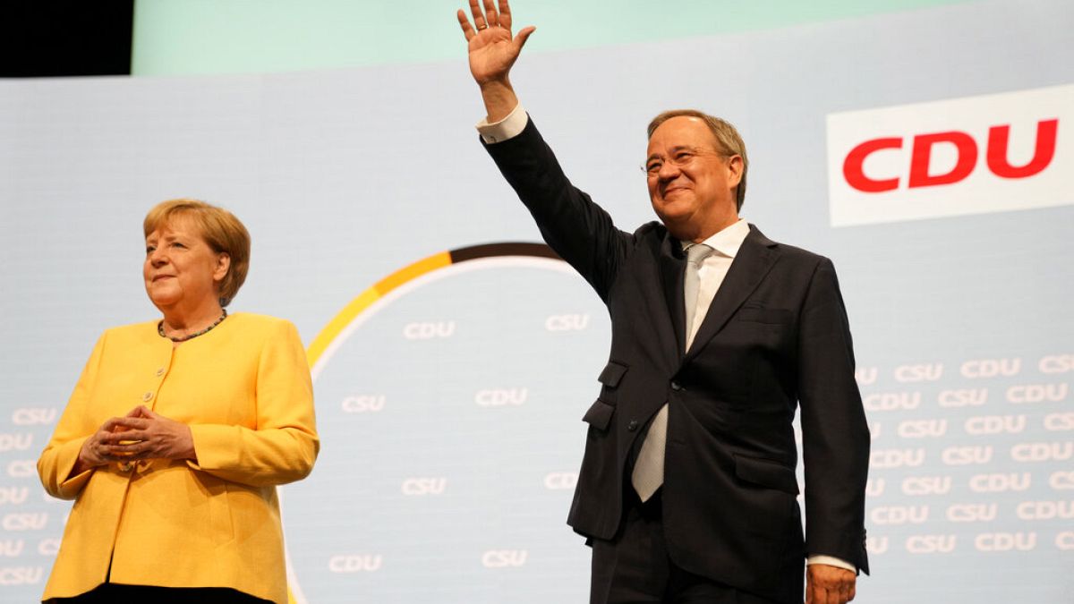 Angela Merkel junto al candidato conservador Armin Laschet en Berlín