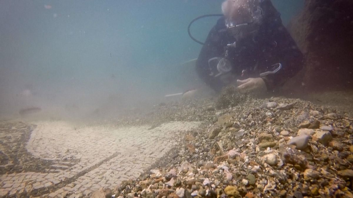 شاهد: رحلة غوص في إيطاليا تحت الماء بين بقايا مدينة أثرية غريقة 
