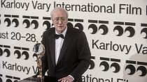Sir Michael Caine reçoit le Globe de cristal pour sa contribution artistique au cinéma mondial au Festival International du Film Karlovy vary en République tchèque le 22/08/21