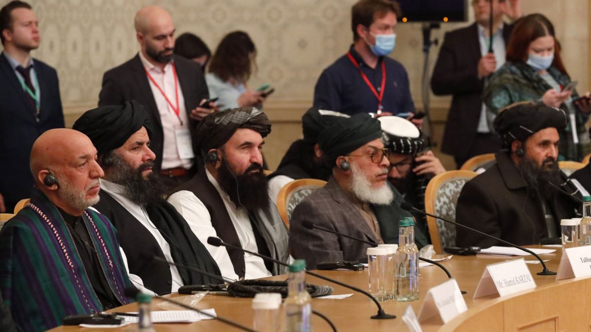 Hamid Karzai (balo.) és a tálib küldöttség a márciusi moszkvai Afganisztán-konferencián