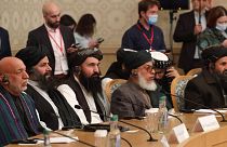 Hamid Karzai (balo.) és a tálib küldöttség a márciusi moszkvai Afganisztán-konferencián