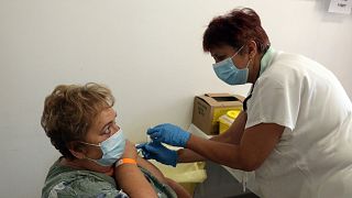 Beoltanak egy nőt Pfizerrel a miskolci kórház oltópontján