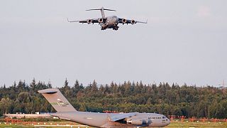 طائرة نقل تقل أشخاصا من أفغانستان تهبط في قاعدة رامشتاين الجوية الألمانية، 20 أغسطس 2021