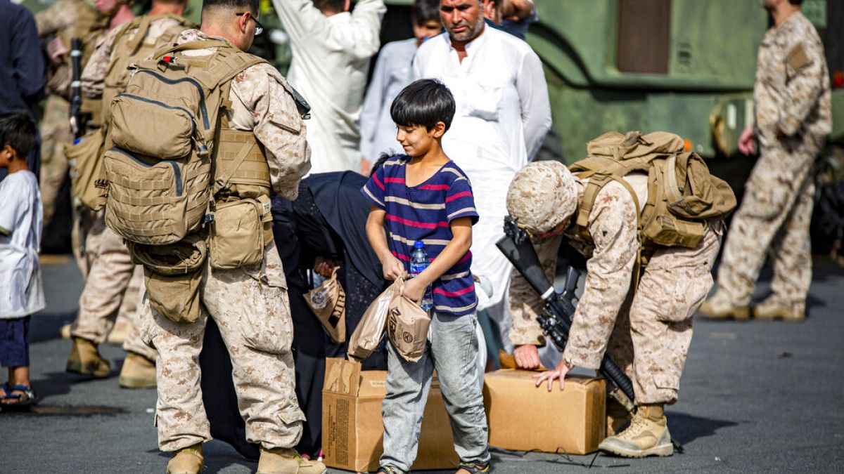 Soldados estadounidenses distribuyen comida en el aeropuerto de Kabul