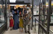 Familias afganas evacuadas de Kabul llegan a Washington