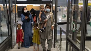 Familias afganas evacuadas de Kabul llegan a Washington