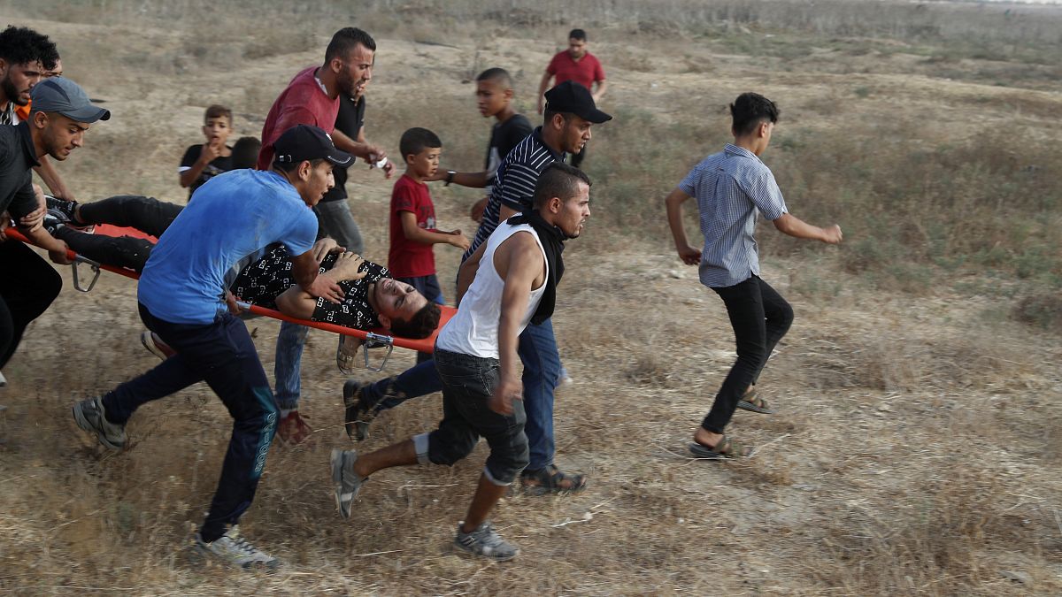 متظاهرون ينقلون جريحا، قطاع غزة