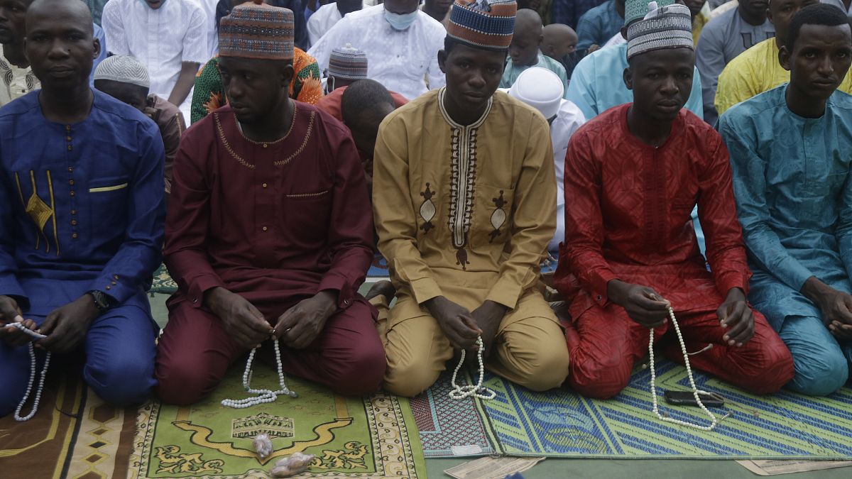 مصلون يؤدون صلاة عيد الأضحى في لاغوس، نيجيريا.