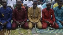 مصلون يؤدون صلاة عيد الأضحى في لاغوس، نيجيريا.
