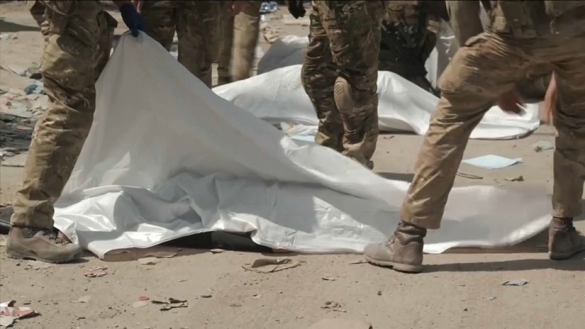 Las tropas estadounidenses ayudan a varios afganos heridos cerca del aeropuerto e Kabul