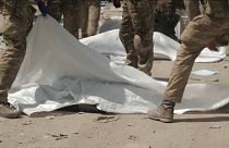 Las tropas estadounidenses ayudan a varios afganos heridos cerca del aeropuerto e Kabul