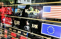 ویترین یک مغازه صرافی در تهران