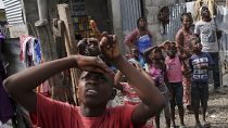 HAITÍ | El reparto informal de ayuda humanitaria provoca el caos entre familias desplazadas 
