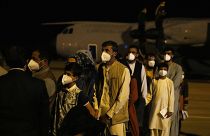 Kabulból repülőgéppel kimenekített spanyolok és afgán segítőik első csoportja érkezik a madridi katonai repülőtérre augusztus 18-án