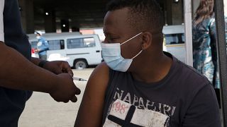 Covid-19 : l'Afrique du Sud vaccine dans les rues