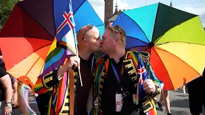شاهد: تظاهرة تنادي بحقوق المثليين في شوارع كوبنهاغن