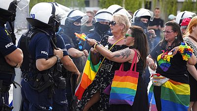  المشاركون في مسيرة المساواة يسيرون بأعلام قوس قزح مع تواجد مكثف للشرطة لدعم حقوق المثليين، بولندا- 21 آب / أغسطس 2021
