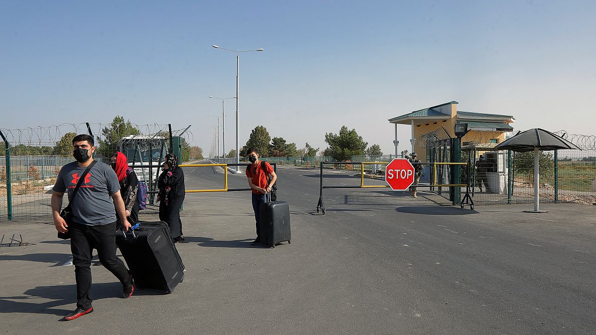 Люди пересекают КПП под Термезом у узбекско-афганской границы