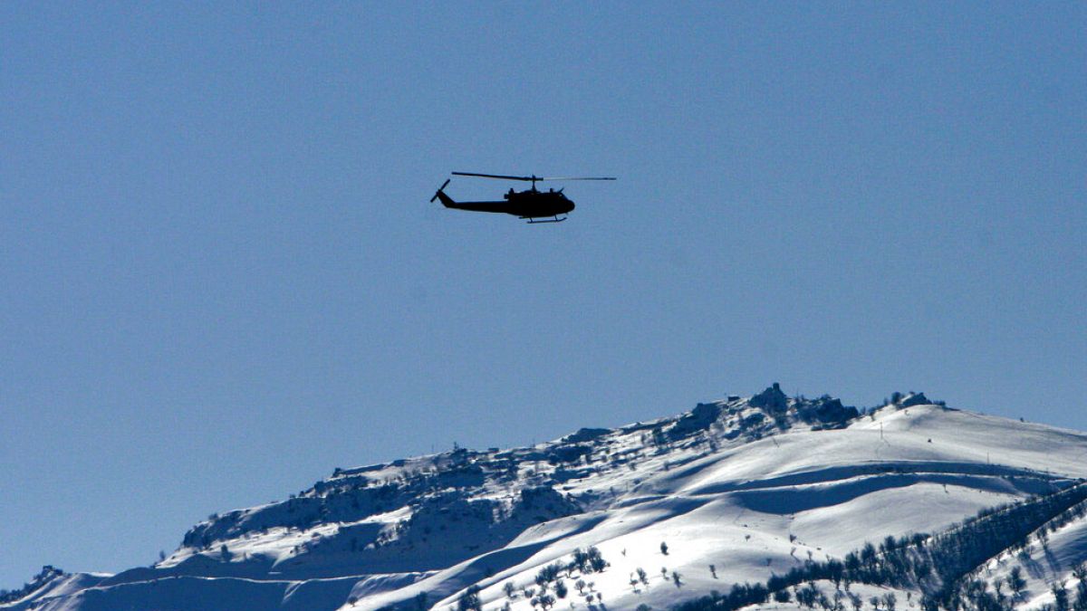 صورة من الارشيف -طائرة هليكوبتر تابعة للجيش التركي تحلق بالقرب من جوكورجا في محافظة هكاري فوق الجبال المغطاة بالثلوج التي تشكل الحدود التركية العراقية،  23 فبراير 2008