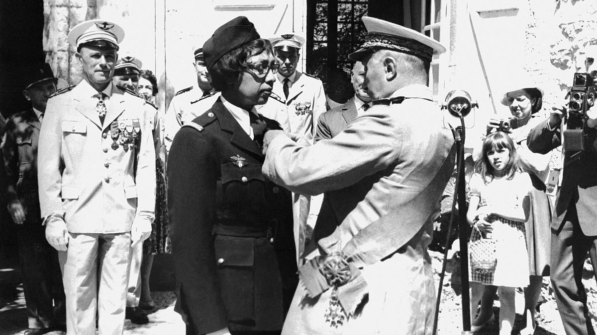 Награждение Жозефин Бейкер орденом Почётного легиона 19 августа 1961