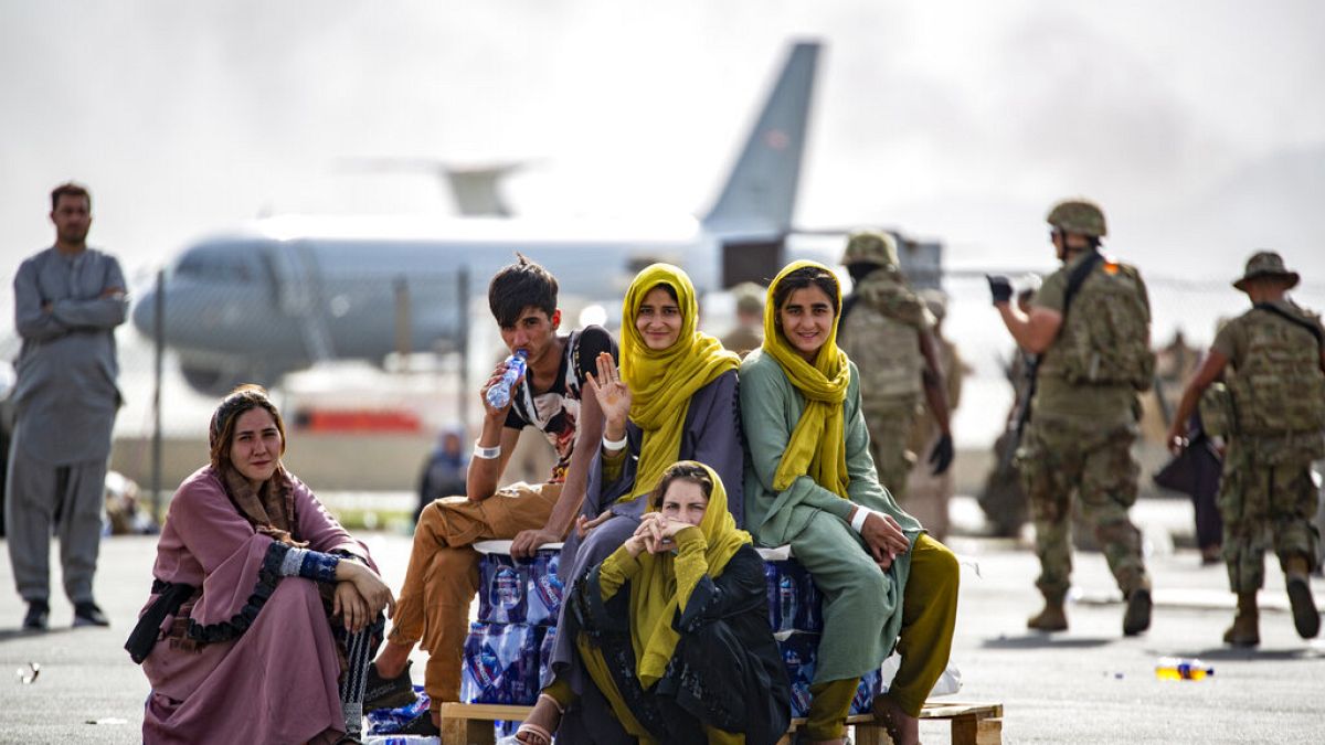 Inéditas imágenes desde el interior del aeropuerto de Kabul grabadas por la televisión danesa