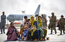 Immersion à l'intérieur de l'aéroport de Kaboul où les civils tentent de fuir