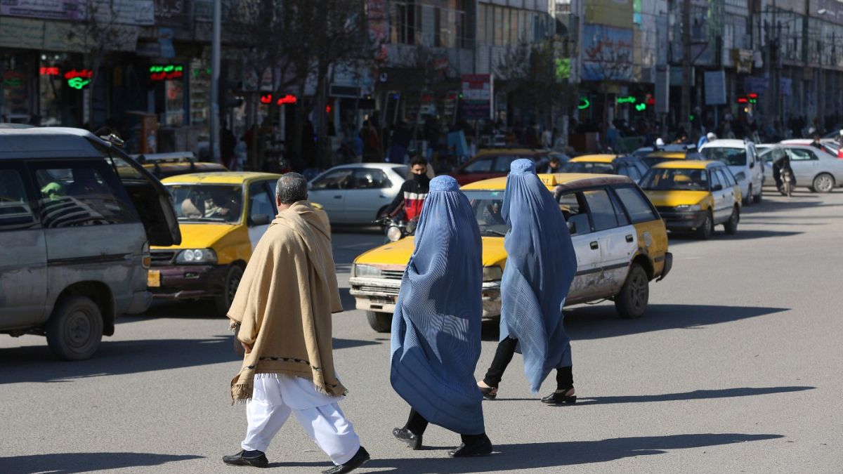 Afganistan'da burka giyen kadınlar