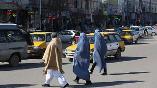 Afganistan'da burka giyen kadınlar