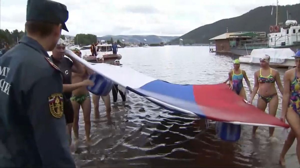 Le drapeau russe porté par des baigneurs