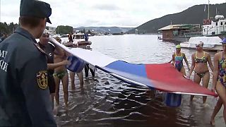 Le drapeau russe porté par des baigneurs