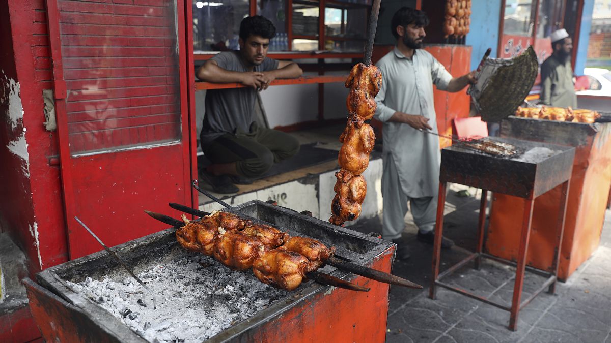 مطعم في كابول يقدم "دجاج ساجي" بعد أسبوع من دخول حركة طالبان وسيطرتها على العاصمة. 22/08/2021